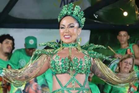 Após polêmica sem calcinha, atriz pornô deixa tattoo íntima à mostra em coroação de escola de samba Elisa Sanches Império da Tijuca
