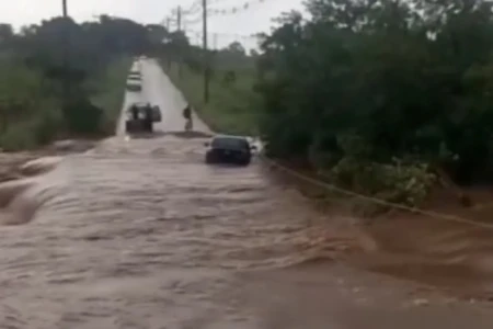 Imagem do carro preso na ponte