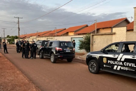 Imagem mostra agentes durante cumprimento de mandados de prisão