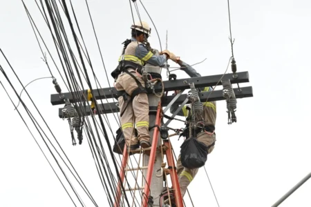 Imagem mostra trabalhadores durante manutenção da rede elétrica