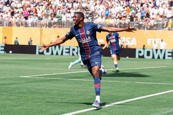 Dembelé, que venceu o The Best, durante partida pelo PSG