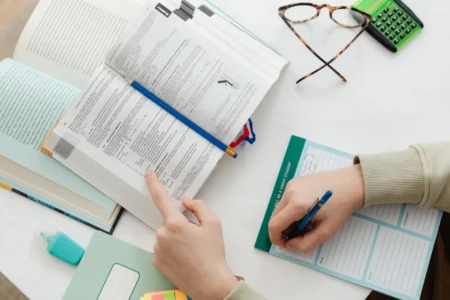 Imagem de uma pessoa estudando