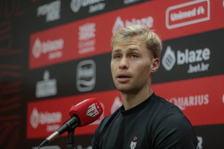 Ronald em coletiva pelo Atlético Goianiense