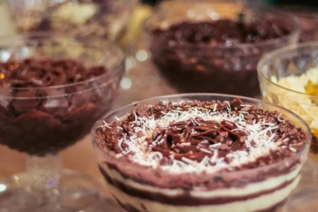 Imagem de uma mesa com sobremesas