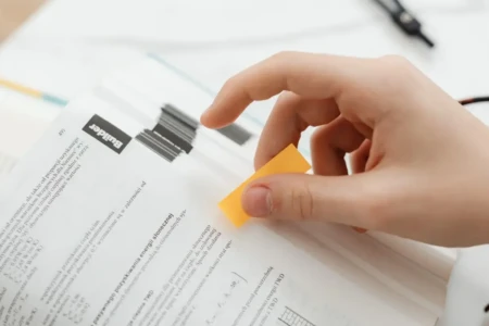 Imagem de uma pessoa estudando