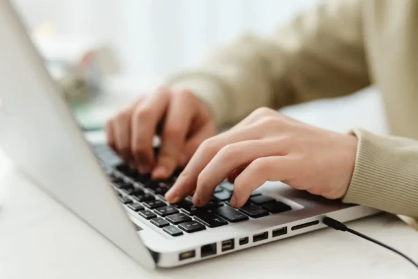 Imagem de uma pessoa estudando no notebook