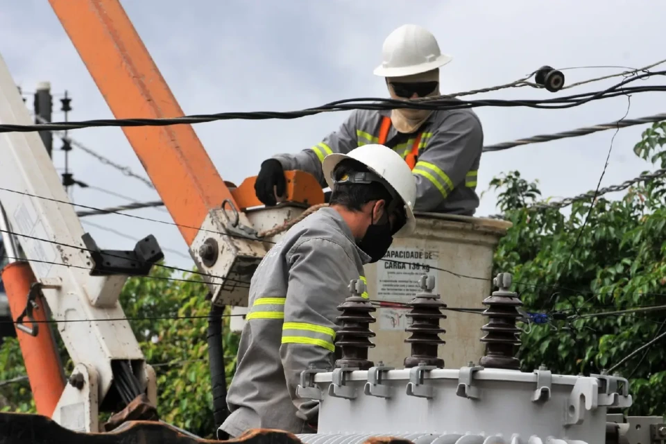 Imagem mostra profissionais trabalhando na manutenção da rede elétrica