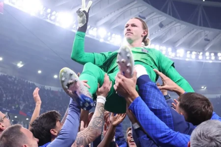 Goleiro Safonov é levantado pelos jogadores do PSG