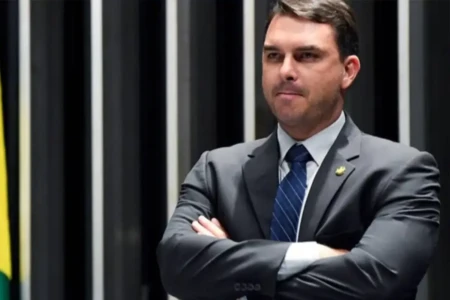 Flávio Bolsonaro se reúne com Caiado em Goiânia para discutir eleições