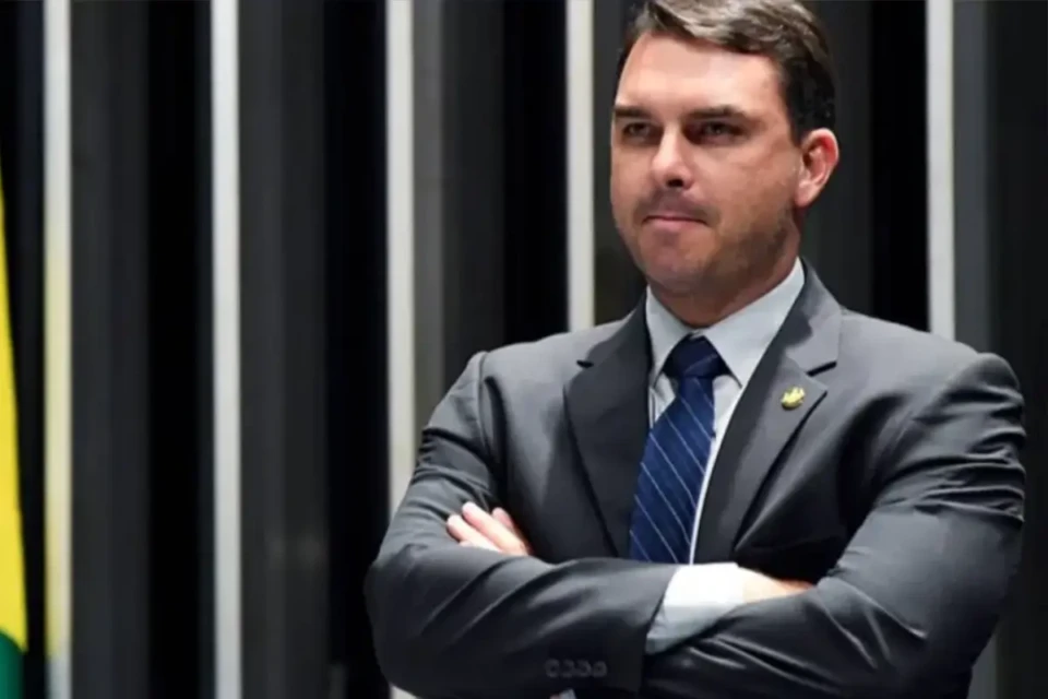 Flávio Bolsonaro se reúne com Caiado em Goiânia para discutir eleições