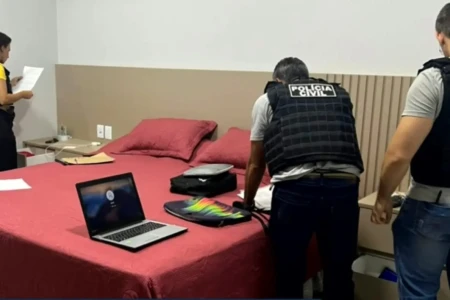 Imagem mostra agentes cumprindo mandado na casa do ex-servidor