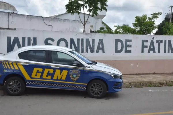 Imagem da viatura da GCM em frente a escola