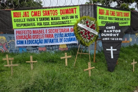 GCM recolhe faixas de mães que protestam contra o fim do CMEI Santos Dumont, em Goiânia (Foto cedida ao Mais Goiás)