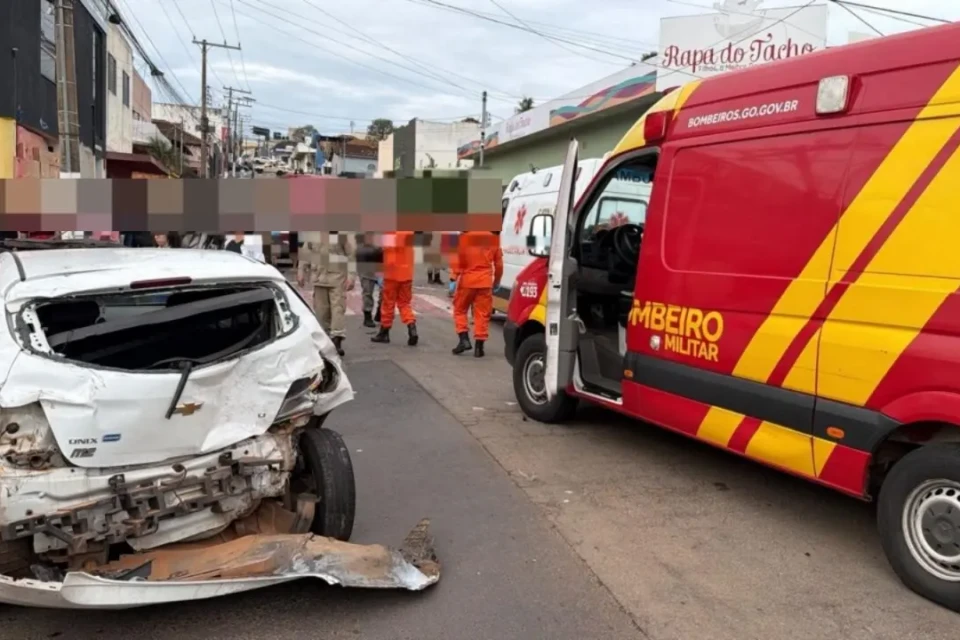 Caminhão desgovernado atingiu carros e motos Acidente envolvendo oito veículos deixa quatro feridos no Centro de Catalão