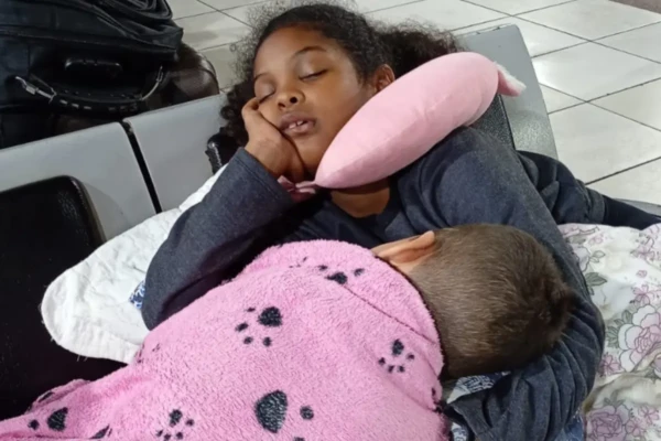 Passageiros dormem na rodoviária de Goiânia à espera de ônibus que deveria ter saído às 18h30 (Foto cedida ao Mais Goiás)