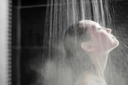 tomando-banho-no-chuveiro-eletrico