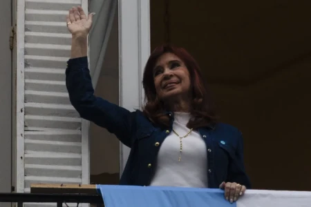 Cristina Kirchner passa por cirurgia após sentir dores abdominais em Buenos Aires