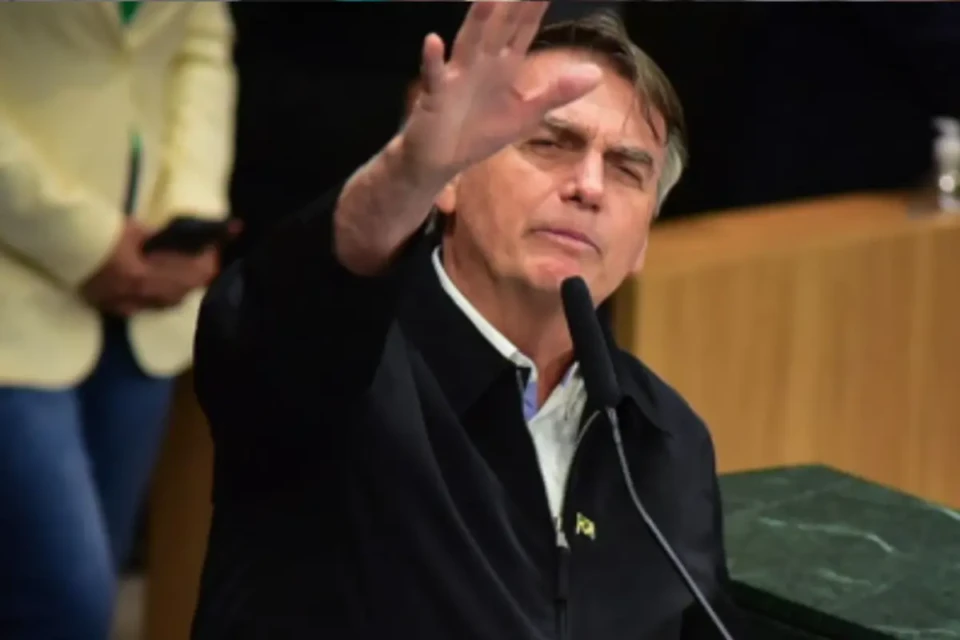Bolsonaro apresenta melhora e inicia tratamento odontológico na UTI, diz boletim