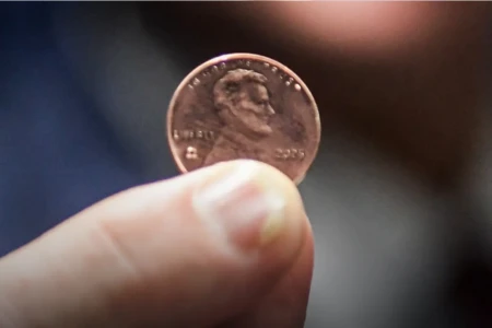 Funeral simbólico da moeda de um centavo de dólar reúne centenas nos EUA (Foto: Reprodução/X)