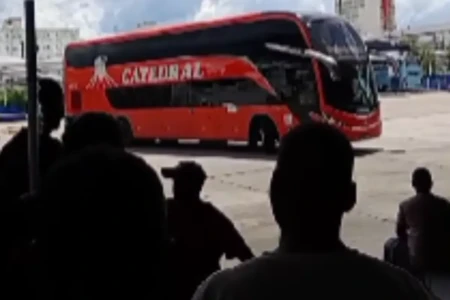 Após quase 17h de espera, passageiros conseguem embarcar na rodoviária de Goiânia (Foto: Reprodução)