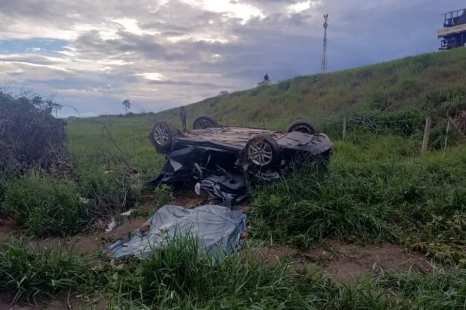 Imagem do veículo capotado