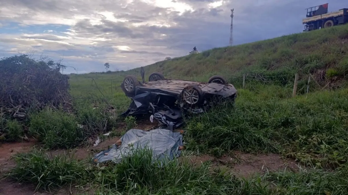 Imagem do veículo capotado