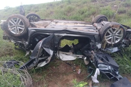 Imagem do carro capotado