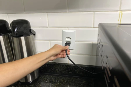 Casa vazia nas férias: saiba como evitar problemas elétricos durante a viagem
