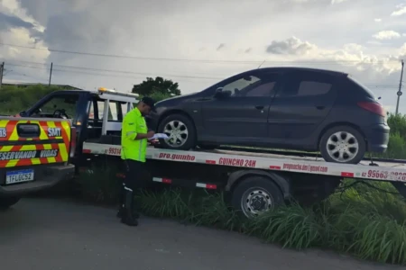 Imagem mostra veículo apreendido por agentes de trânsito