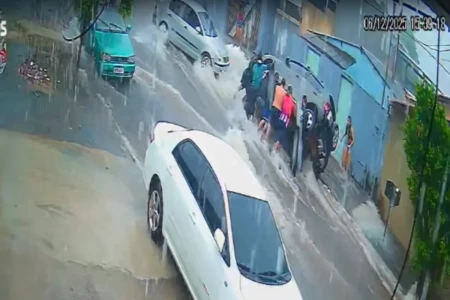 Veja novas imagens da menina que ficou presa pelo cabelo debaixo de carro durante enxurrada em Goiânia (Foto: Reprodução)