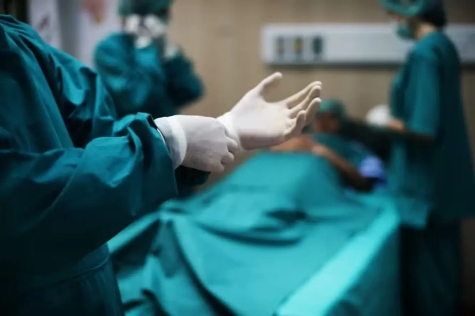 Mulher morre na Índia após falso médico bêbado realizar cirurgia assistindo a tutorial no YouTube Paciente teve artérias lesionadas