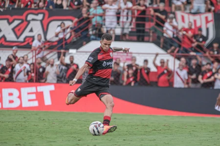 Yuri em partida pelo Atlético Goianiense