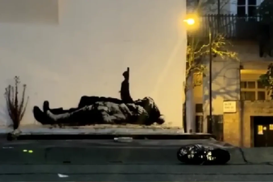 Novo grafite de Banksy surge nesta segunda-feira (22), no Centro de Londres (Foto: Reprodução/X)