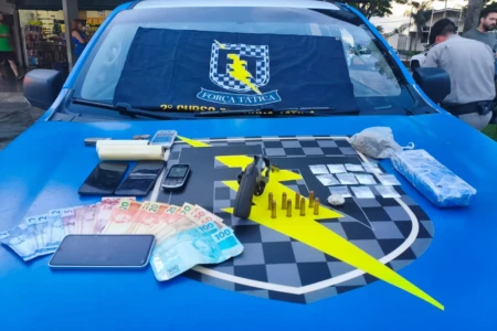 Arma e outros itens foram apreendidos com o suspeito