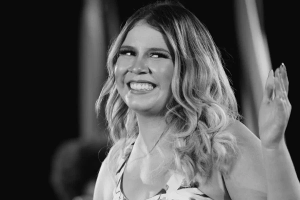 Foto inédita mostra Marília Mendonça ao lado de piloto antes de acidente aéreo em Minas Gerais