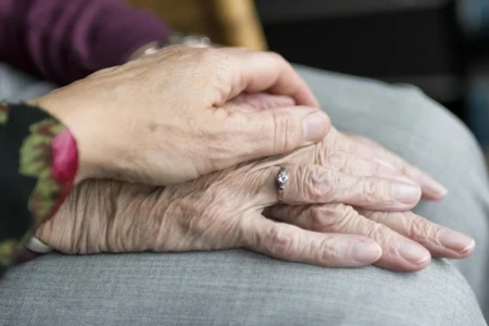 Mulheres vivem quase 7 anos a mais do que os homens; médico fala em negligência com a saúde