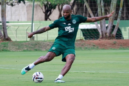 Messias em treino pelo Goiás