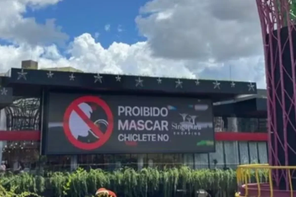 Shopping em Goiás proíbe clientes de mascar chicletes: "Cultura de Singapura" Proibição causou polêmica em Caldas Novas