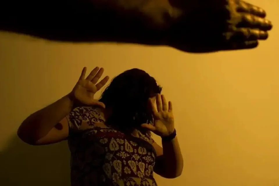 Imagem mostra mulher vítima de violência doméstica
