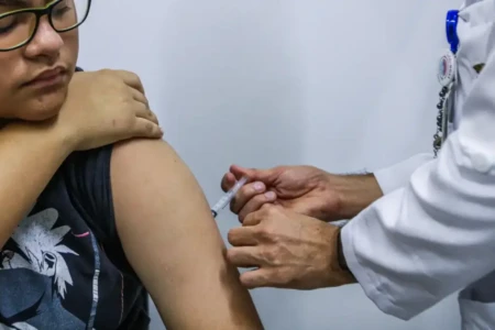 Jovens de 15 a 19 anos podem se vacinar contra HPV até junho de 2026 (Foto: Agência Brasil)