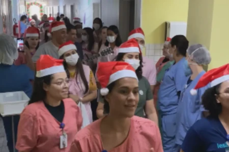 Acolhimento: voluntários espalham amor para pacientes internados no HMAP durante o Natal (Foto: Reprodução)