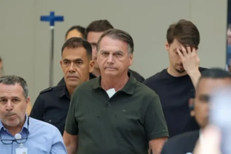 Desembargadora revoga liminar que suspendeu benefícios de Bolsonaro e mantém seguranças