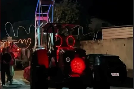 Imagem do trator fantasiado