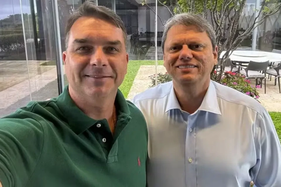 Com Flávio pré-candidato, Tarcísio reforça discurso de reeleição com entregas antes de férias