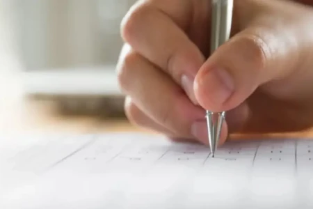 Imagem mostra candidato durante realização de prova teórica