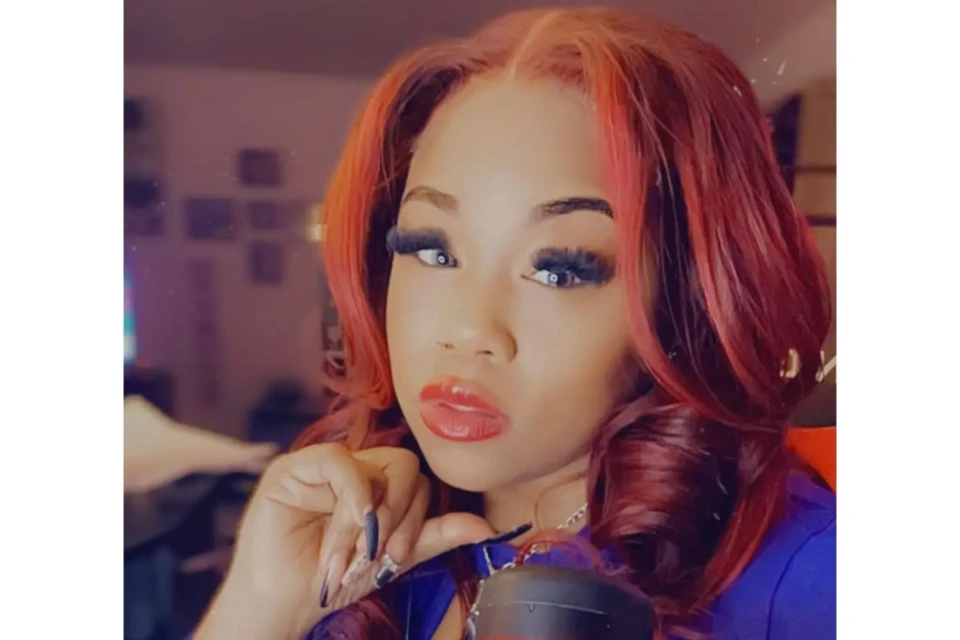 Mulher é presa após atropelar e matar pedestre homem enquanto fazia live no TikTok Tiktoker disse que acreditava que o sinal estivesse verde