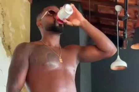 Davi Brito aparece bêbado em live, fala em virar deputado e pede patrocínio de cervejaria Ex-BBB perde o tanquinho adquirido na lipo HD
