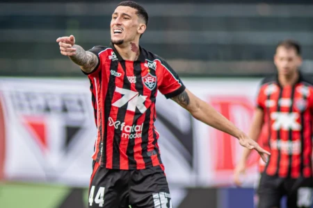 Gabriel Baralhas em partida pelo Vitória