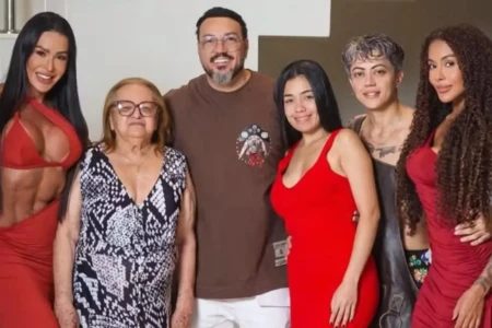 Gracyanne Barbosa rebate crítica por passar o Natal com Belo: 'Somos uma família' Belo vive um relacionamento com Rayane Figliuzzi