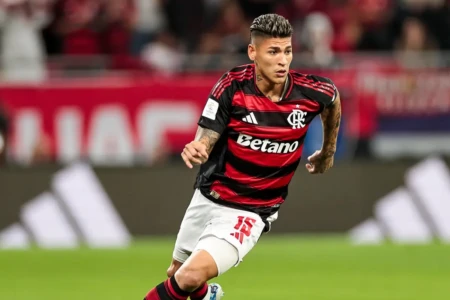 Jorge Carrascal em jogo pelo Flamengo